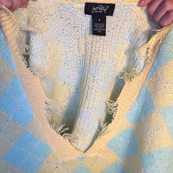 Frayed V-Neck Argyle Preppy Sweater in Light Blue and Yellow - Picture 4 of 4